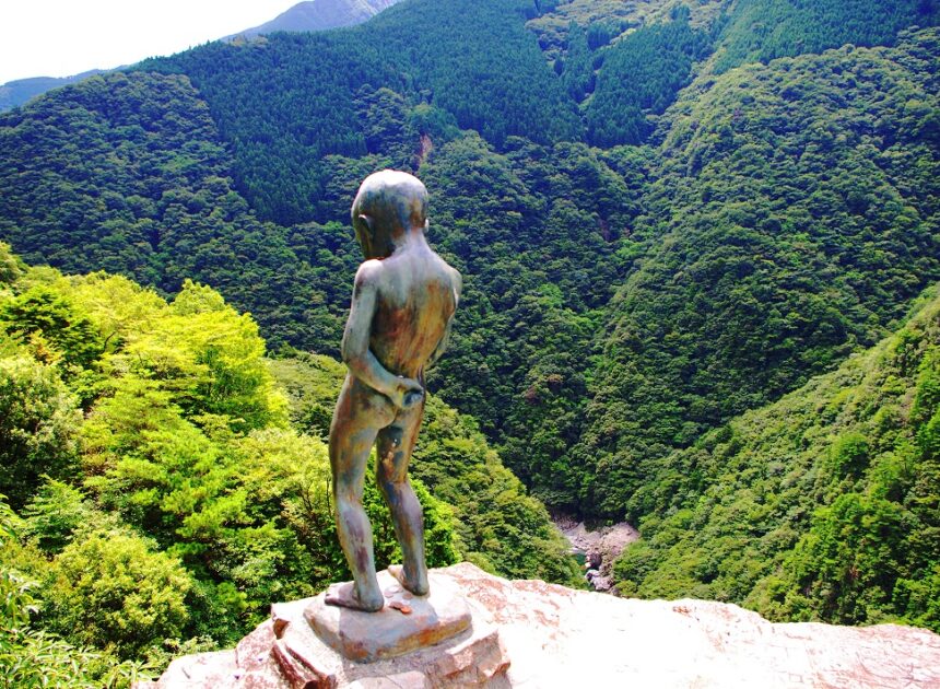 Iya Valey (Hinoji Valley & Peeing Boy Statue)
